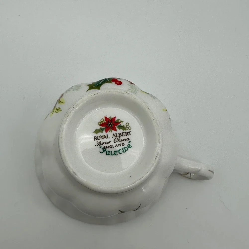 Royal Albert Yuletide Tea Cup Saucer Set Bone China England Poinsettia Christmas
